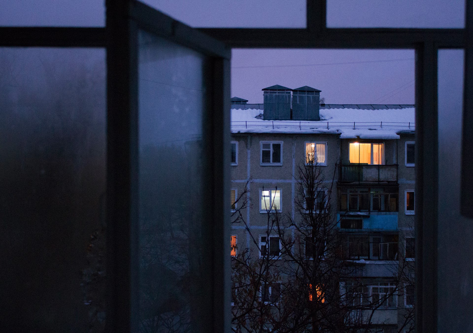 Звуки в доме ночью. Мрачные многоэтажки. Вид из окна хрущевки ночью. Мрачный вид из окна. Атмосферные многоэтажки ночью.